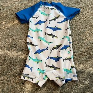 🎈2/10 bundle 
One piece shark suiting suit 12 months
